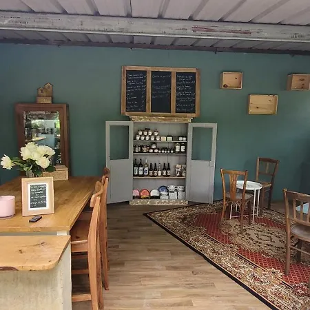 Chez Josette Caravane Le Sorbier Lascaux *