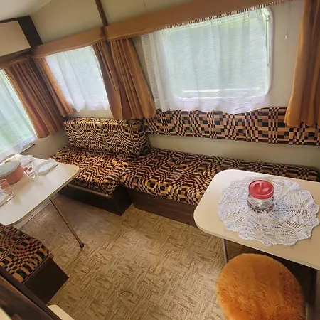 Chez Josette Caravane Le Sorbier Lascaux *