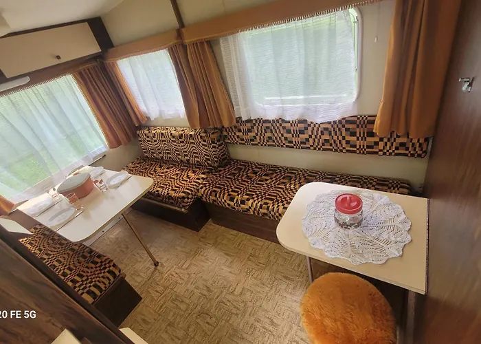 Chez Josette Caravane Le Sorbier Lascaux *